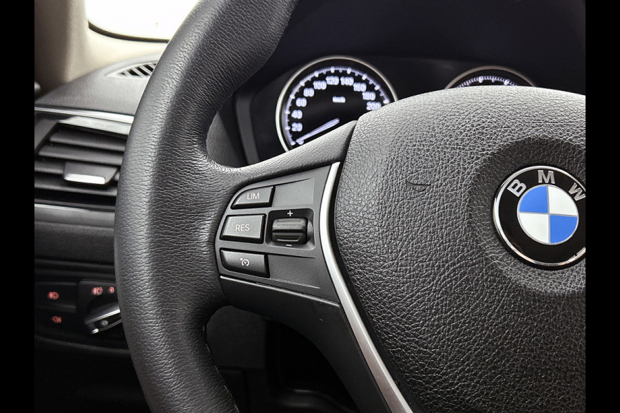 BMW 1-serie 118i High Executive (GROOT-NAVIGATIE, LEDER, STOELVERWARMING, PARKEERSENSOREN, DEALER ONDERHOUDEN)