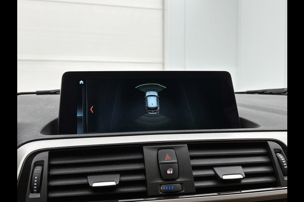 BMW 1-serie 118i High Executive (GROOT-NAVIGATIE, LEDER, STOELVERWARMING, PARKEERSENSOREN, DEALER ONDERHOUDEN)