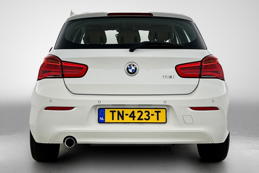 BMW 1-serie 118i High Executive (GROOT-NAVIGATIE, LEDER, STOELVERWARMING, PARKEERSENSOREN, DEALER ONDERHOUDEN)