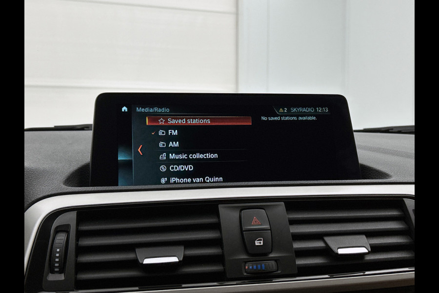 BMW 1-serie 118i High Executive (GROOT-NAVIGATIE, LEDER, STOELVERWARMING, PARKEERSENSOREN, DEALER ONDERHOUDEN)