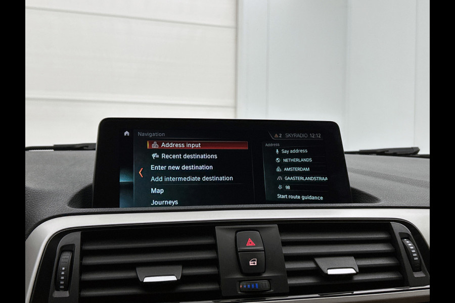 BMW 1-serie 118i High Executive (GROOT-NAVIGATIE, LEDER, STOELVERWARMING, PARKEERSENSOREN, DEALER ONDERHOUDEN)