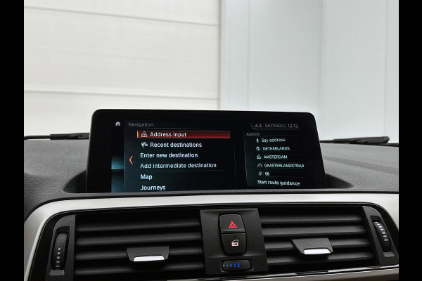 BMW 1-serie 118i High Executive (GROOT-NAVIGATIE, LEDER, STOELVERWARMING, PARKEERSENSOREN, DEALER ONDERHOUDEN)
