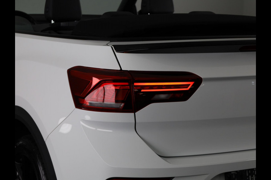 Volkswagen T-Roc 1.5 TSI R-Line 150 pk Automaat (DSG) | Leer Interieur | Navigatie | Parkeersensoren (Park assist) | Achteruitrijcamera | Windscherm | Stoel/stuur verwarming | Black Style pakket | R-Line |