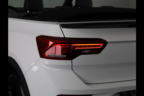 Volkswagen T-Roc 1.5 TSI R-Line 150 pk Automaat (DSG) | Leer Interieur | Navigatie | Parkeersensoren (Park assist) | Achteruitrijcamera | Windscherm | Stoel/stuur verwarming | Black Style pakket | R-Line |