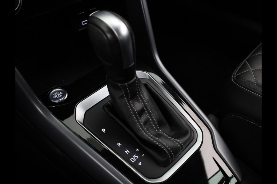 Volkswagen T-Roc 1.5 TSI R-Line 150 pk Automaat (DSG) | Leer Interieur | Navigatie | Parkeersensoren (Park assist) | Achteruitrijcamera | Windscherm | Stoel/stuur verwarming | Black Style pakket | R-Line |