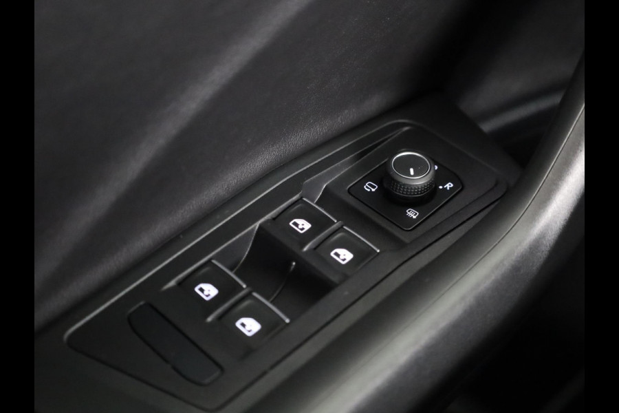 Volkswagen T-Roc 1.5 TSI R-Line 150 pk Automaat (DSG) | Leer Interieur | Navigatie | Parkeersensoren (Park assist) | Achteruitrijcamera | Windscherm | Stoel/stuur verwarming | Black Style pakket | R-Line |