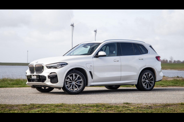 BMW X5 xDrive45e High Executive M PAKKET / BRUIN LEER / DIAMAND POOK / STOEL VERWARMING / CAMERA
