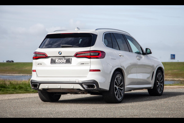 BMW X5 xDrive45e High Executive M PAKKET / BRUIN LEER / DIAMAND POOK / STOEL VERWARMING / CAMERA