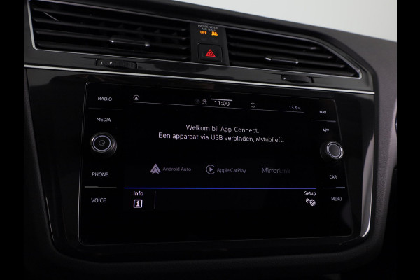 Volkswagen Tiguan 1.4 TSI eHybrid R-Line Business+ 245 pk Automaat (DSG) | Verlengde garantie | Navigatie | Panoramadak | Trekhaak (afneembaar) | Parkeersensoren (Park assist) | Achteruitrijcamera | Stoelverwarming |