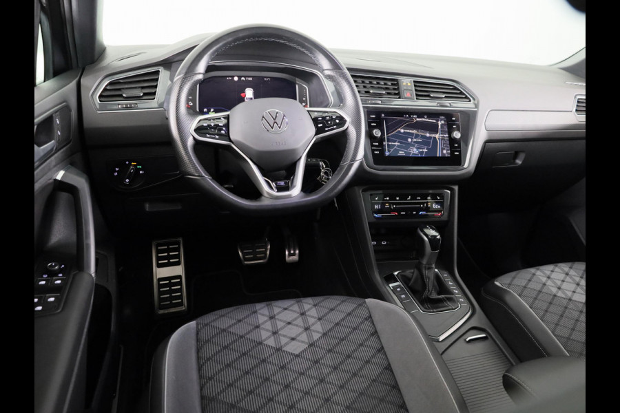 Volkswagen Tiguan 1.4 TSI eHybrid R-Line Business+ 245 pk Automaat (DSG) | Verlengde garantie | Navigatie | Panoramadak | Trekhaak (afneembaar) | Parkeersensoren (Park assist) | Achteruitrijcamera | Stoelverwarming |