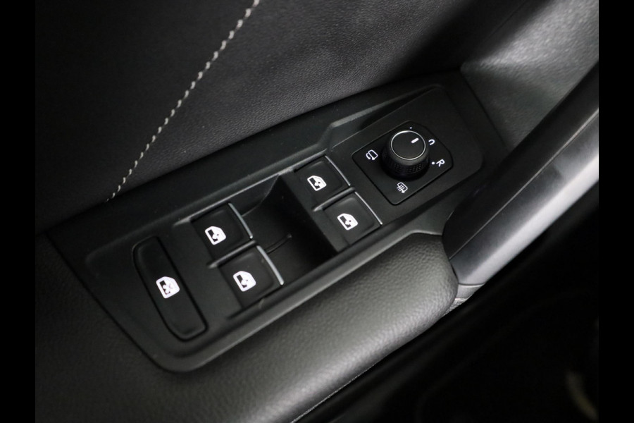 Volkswagen Tiguan 1.4 TSI eHybrid R-Line Business+ 245 pk Automaat (DSG) | Verlengde garantie | Navigatie | Panoramadak | Trekhaak (afneembaar) | Parkeersensoren (Park assist) | Achteruitrijcamera | Stoelverwarming |