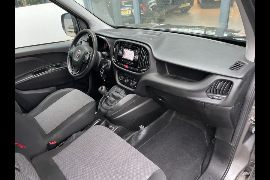 Fiat Doblò Cargo 1.6 MJ L2H1 Maxi Airco - Achteruitrijcamera - Navigatie - Cruise control - 3 zitplaatsen - Zijschuifdeur rechts - Tussenschot volledig - Elektrische ramen voor - Bluetooth - Stuur multifunctioneel - Radio