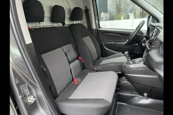 Fiat Doblò Cargo 1.6 MJ L2H1 Maxi Airco - Achteruitrijcamera - Navigatie - Cruise control - 3 zitplaatsen - Zijschuifdeur rechts - Tussenschot volledig - Elektrische ramen voor - Bluetooth - Stuur multifunctioneel - Radio