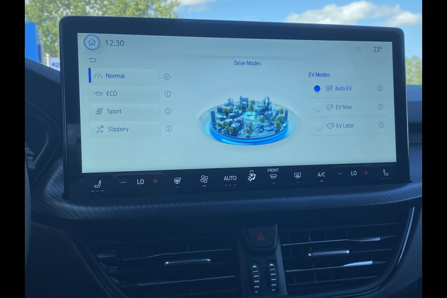 Ford Kuga 2.5 PHEV ST-Line 243 pk | Driver Assistance Pack | Wegklapbare trekhaak | 2.100 kg trekgewicht! | Winterpakket | 19 inch Licht metalen Velgen | €6.000,- prijsvoordeel!