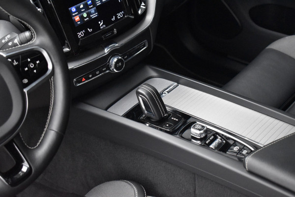 Volvo XC60 2.0 Recharge T8 AWD R-Design | Panorama | Elek. Trekhaak | Stoelverwarming voor + achter | Stuurverwarming |