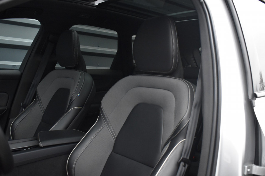 Volvo XC60 2.0 Recharge T8 AWD R-Design | Panorama | Elek. Trekhaak | Stoelverwarming voor + achter | Stuurverwarming |