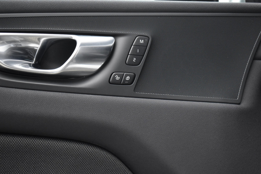 Volvo XC60 2.0 Recharge T8 AWD R-Design | Panorama | Elek. Trekhaak | Stoelverwarming voor + achter | Stuurverwarming |