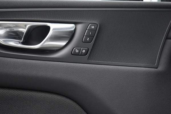 Volvo XC60 2.0 Recharge T8 AWD R-Design | Panorama | Elek. Trekhaak | Stoelverwarming voor + achter | Stuurverwarming |