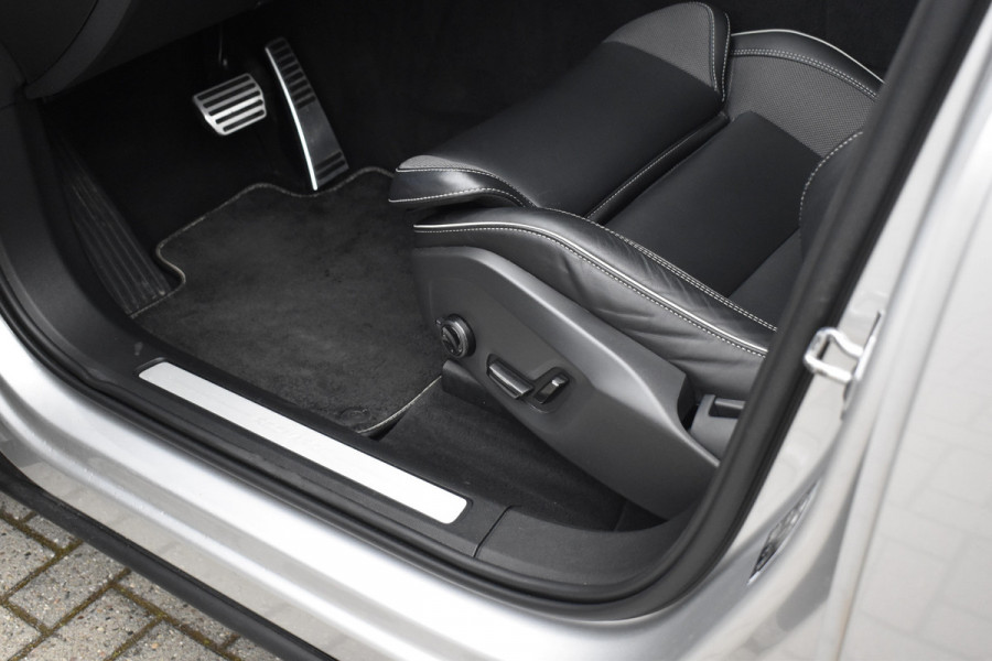 Volvo XC60 2.0 Recharge T8 AWD R-Design | Panorama | Elek. Trekhaak | Stoelverwarming voor + achter | Stuurverwarming |