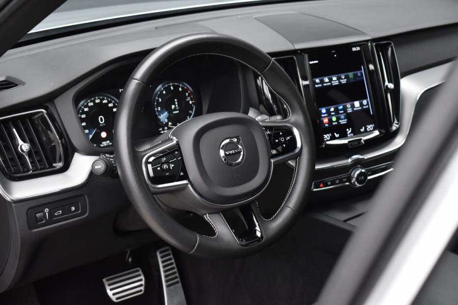 Volvo XC60 2.0 Recharge T8 AWD R-Design | Panorama | Elek. Trekhaak | Stoelverwarming voor + achter | Stuurverwarming |