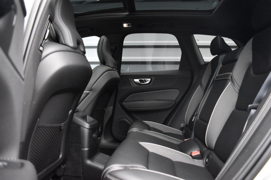 Volvo XC60 2.0 Recharge T8 AWD R-Design | Panorama | Elek. Trekhaak | Stoelverwarming voor + achter | Stuurverwarming |