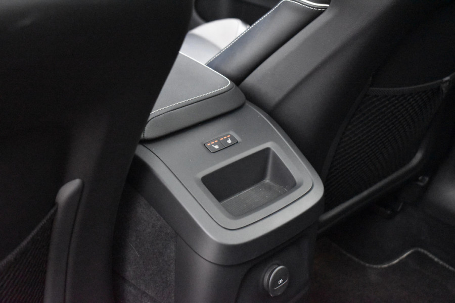 Volvo XC60 2.0 Recharge T8 AWD R-Design | Panorama | Elek. Trekhaak | Stoelverwarming voor + achter | Stuurverwarming |