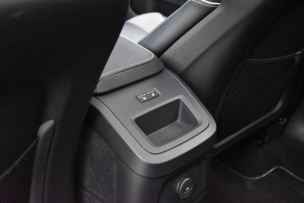 Volvo XC60 2.0 Recharge T8 AWD R-Design | Panorama | Elek. Trekhaak | Stoelverwarming voor + achter | Stuurverwarming |