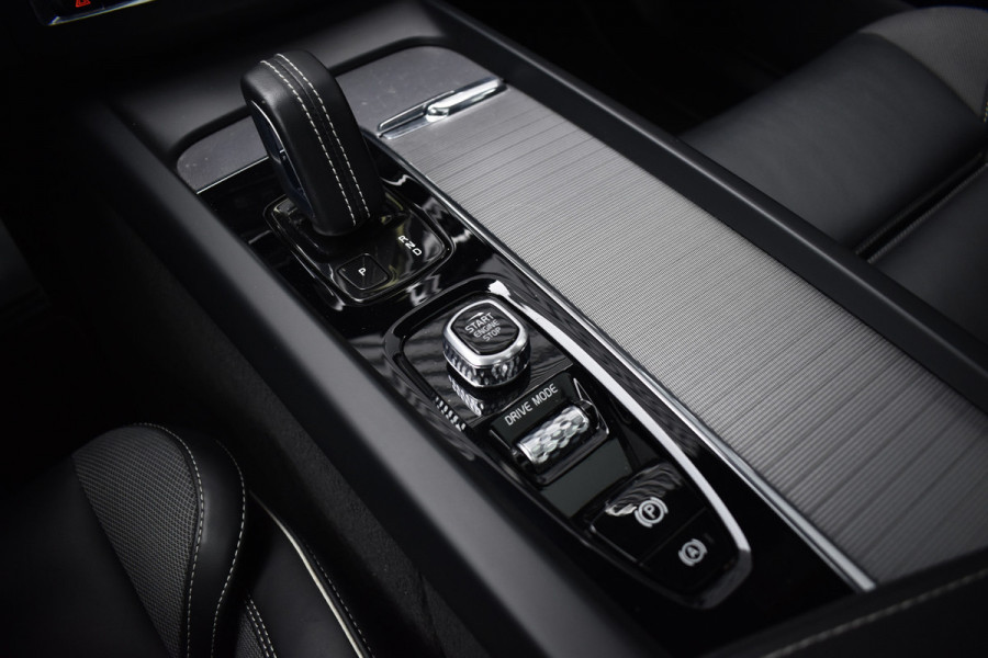 Volvo XC60 2.0 Recharge T8 AWD R-Design | Panorama | Elek. Trekhaak | Stoelverwarming voor + achter | Stuurverwarming |