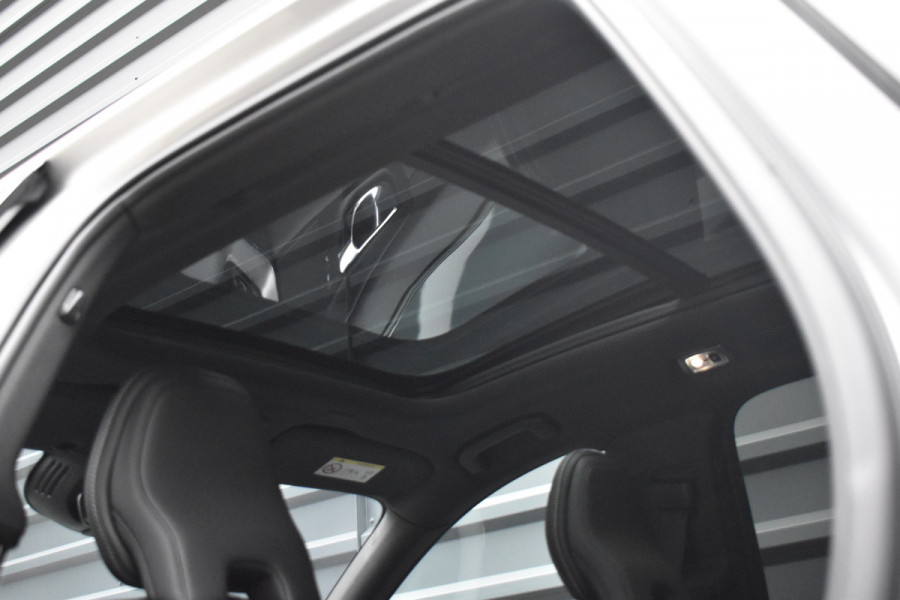 Volvo XC60 2.0 Recharge T8 AWD R-Design | Panorama | Elek. Trekhaak | Stoelverwarming voor + achter | Stuurverwarming |