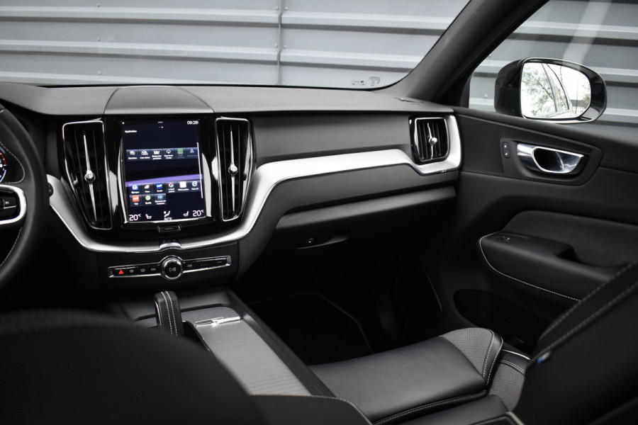 Volvo XC60 2.0 Recharge T8 AWD R-Design | Panorama | Elek. Trekhaak | Stoelverwarming voor + achter | Stuurverwarming |