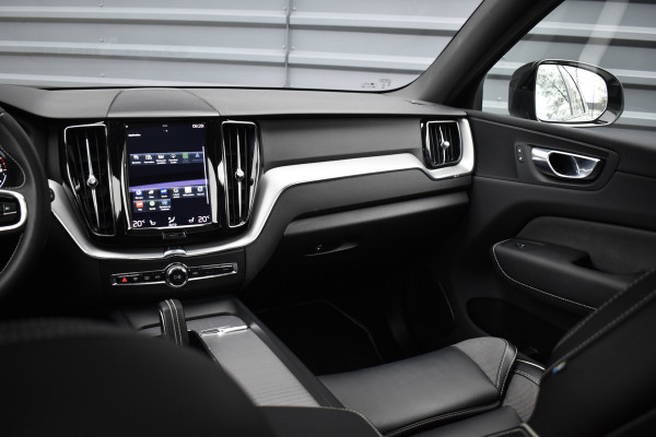 Volvo XC60 2.0 Recharge T8 AWD R-Design | Panorama | Elek. Trekhaak | Stoelverwarming voor + achter | Stuurverwarming |
