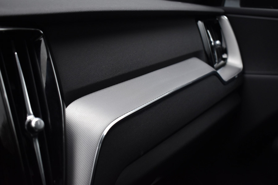 Volvo XC60 2.0 Recharge T8 AWD R-Design | Panorama | Elek. Trekhaak | Stoelverwarming voor + achter | Stuurverwarming |