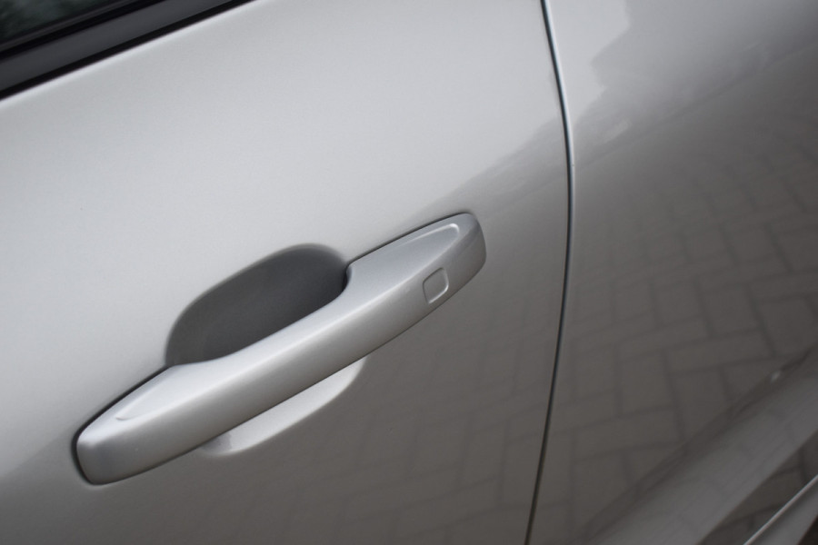 Volvo XC60 2.0 Recharge T8 AWD R-Design | Panorama | Elek. Trekhaak | Stoelverwarming voor + achter | Stuurverwarming |