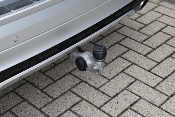 Volvo XC60 2.0 Recharge T8 AWD R-Design | Panorama | Elek. Trekhaak | Stoelverwarming voor + achter | Stuurverwarming |