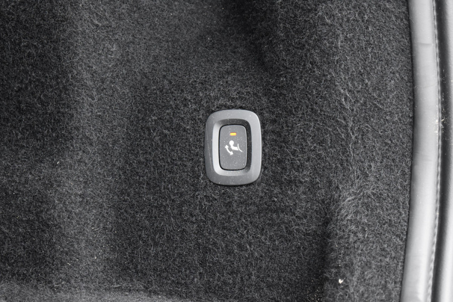 Volvo XC60 2.0 Recharge T8 AWD R-Design | Panorama | Elek. Trekhaak | Stoelverwarming voor + achter | Stuurverwarming |