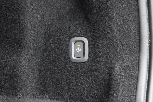 Volvo XC60 2.0 Recharge T8 AWD R-Design | Panorama | Elek. Trekhaak | Stoelverwarming voor + achter | Stuurverwarming |