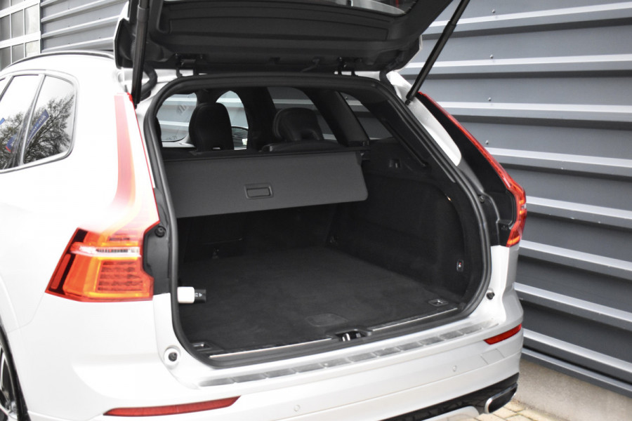 Volvo XC60 2.0 Recharge T8 AWD R-Design | Panorama | Elek. Trekhaak | Stoelverwarming voor + achter | Stuurverwarming |