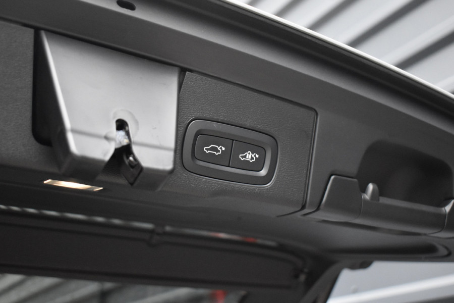 Volvo XC60 2.0 Recharge T8 AWD R-Design | Panorama | Elek. Trekhaak | Stoelverwarming voor + achter | Stuurverwarming |