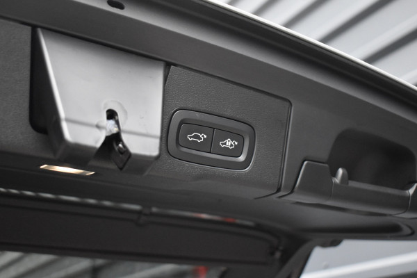 Volvo XC60 2.0 Recharge T8 AWD R-Design | Panorama | Elek. Trekhaak | Stoelverwarming voor + achter | Stuurverwarming |