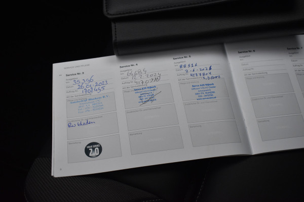 Volvo XC60 2.0 Recharge T8 AWD R-Design | Panorama | Elek. Trekhaak | Stoelverwarming voor + achter | Stuurverwarming |