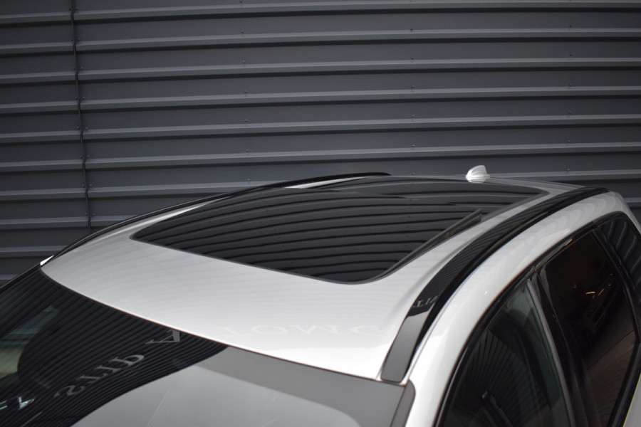 Volvo XC60 2.0 Recharge T8 AWD R-Design | Panorama | Elek. Trekhaak | Stoelverwarming voor + achter | Stuurverwarming |