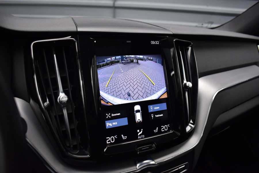 Volvo XC60 2.0 Recharge T8 AWD R-Design | Panorama | Elek. Trekhaak | Stoelverwarming voor + achter | Stuurverwarming |