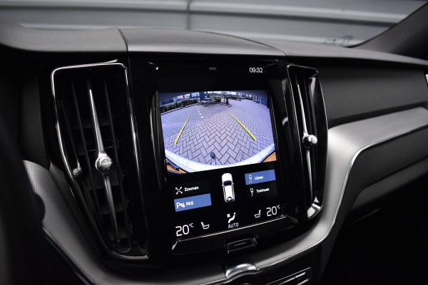 Volvo XC60 2.0 Recharge T8 AWD R-Design | Panorama | Elek. Trekhaak | Stoelverwarming voor + achter | Stuurverwarming |