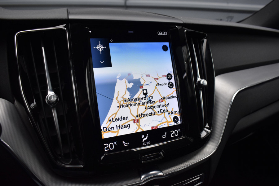 Volvo XC60 2.0 Recharge T8 AWD R-Design | Panorama | Elek. Trekhaak | Stoelverwarming voor + achter | Stuurverwarming |