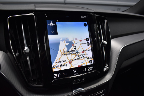 Volvo XC60 2.0 Recharge T8 AWD R-Design | Panorama | Elek. Trekhaak | Stoelverwarming voor + achter | Stuurverwarming |