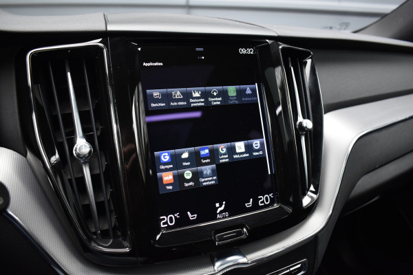Volvo XC60 2.0 Recharge T8 AWD R-Design | Panorama | Elek. Trekhaak | Stoelverwarming voor + achter | Stuurverwarming |