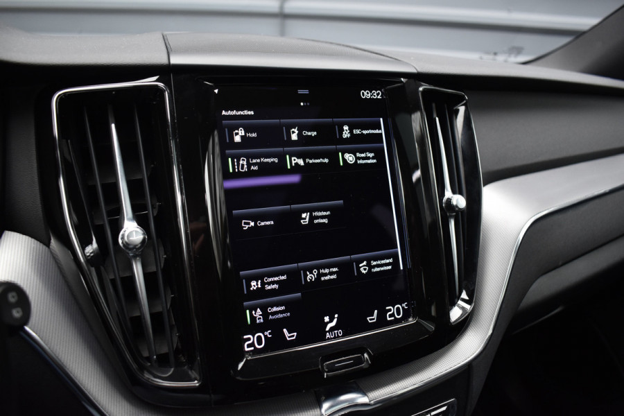 Volvo XC60 2.0 Recharge T8 AWD R-Design | Panorama | Elek. Trekhaak | Stoelverwarming voor + achter | Stuurverwarming |