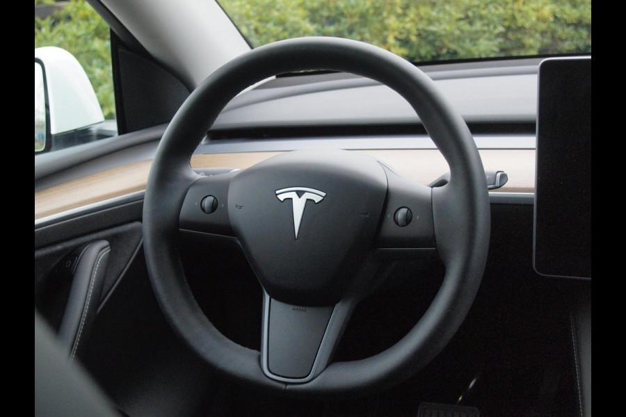 Tesla Model Y Long Range AWD 75 kWh NL-Auto | Panoramadak | 360 Camera | Full Self Driving Computer 3 | Apple Carplay |