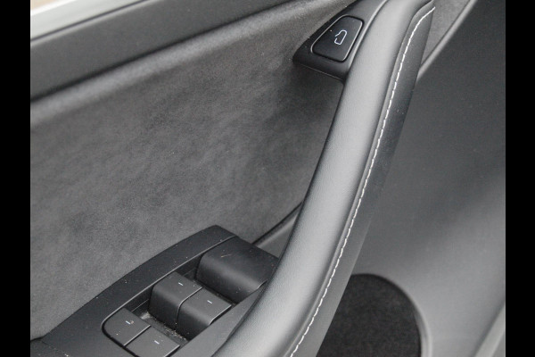 Tesla Model Y Long Range AWD 75 kWh NL-Auto | Panoramadak | 360 Camera | Full Self Driving Computer 3 | Apple Carplay |