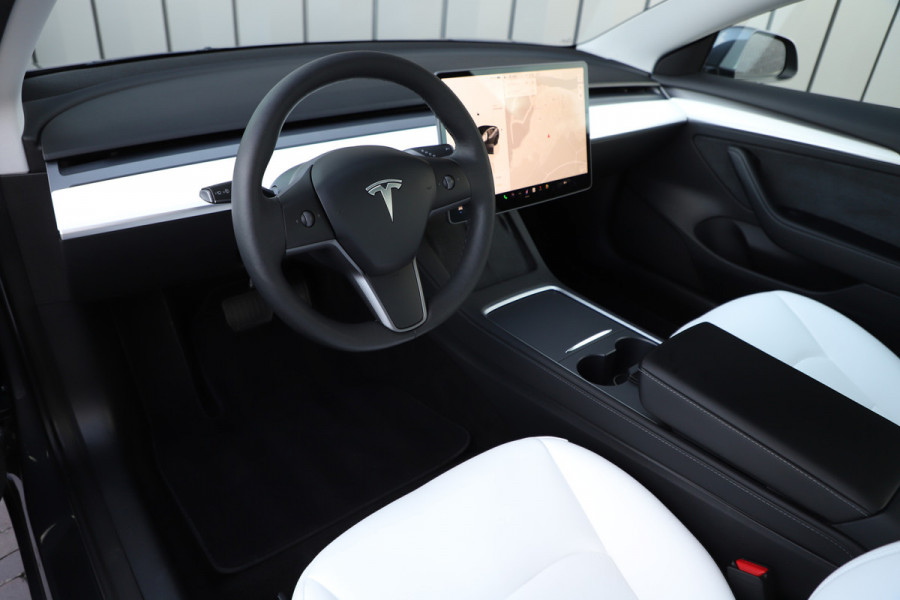 Tesla Model 3 RWD Plus 60 kWh | 283PK | Panoramadak | Stoel/Stuurverw. | Autopilot | Led | Standkachel | 2022.